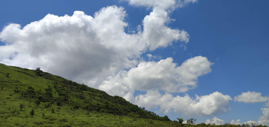 丘の上の青空のイメージカット